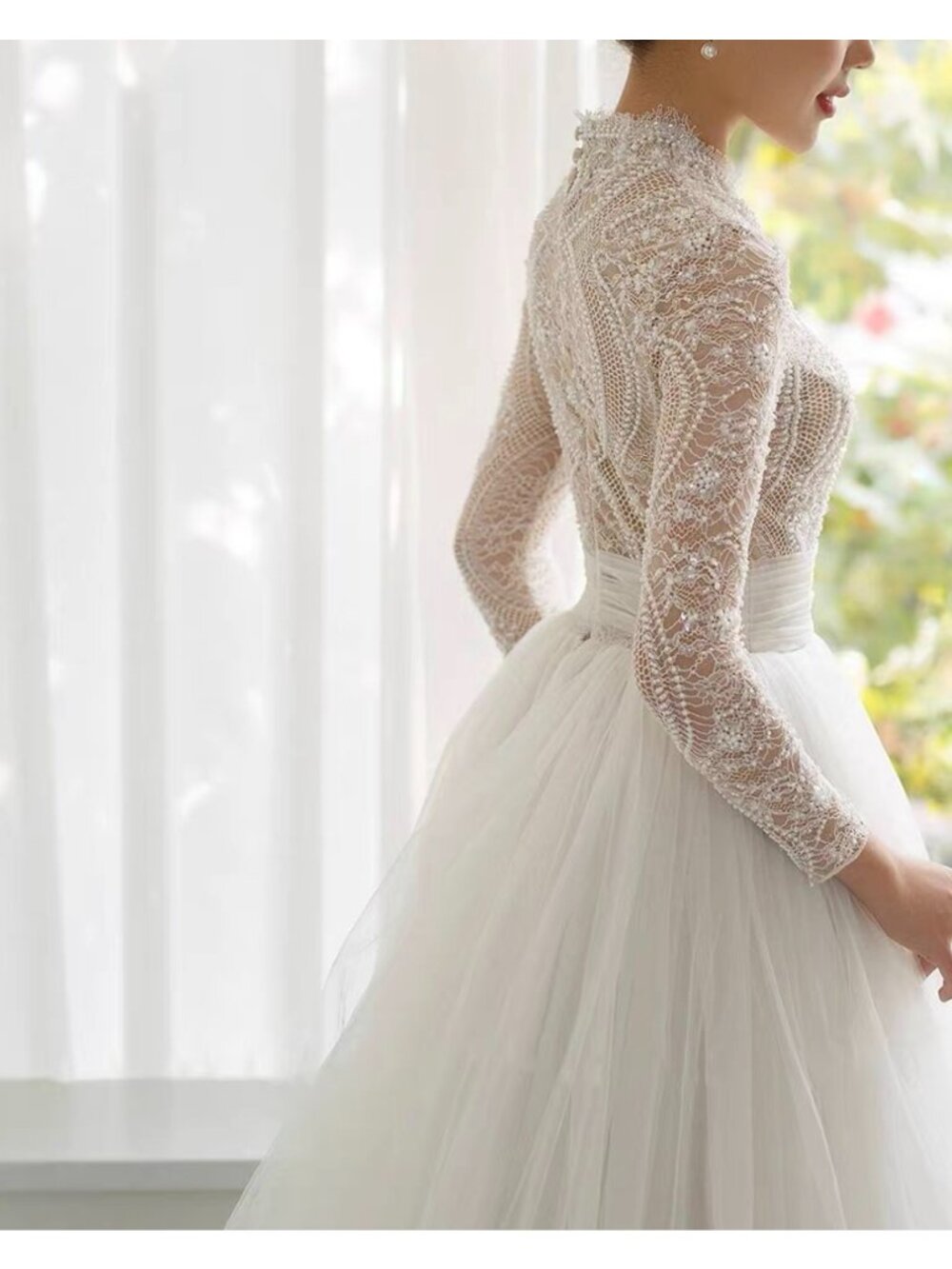 NWOT Ivory lace pearls v neck bridal wedding dress with small train bust 34inUS2